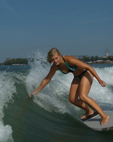 Surfer le Rhin au milieu des péniches