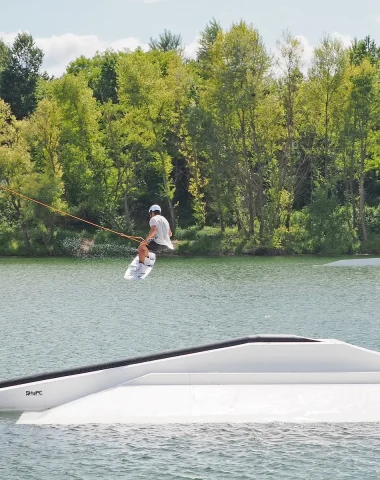 Faire du téléski dans une gravière