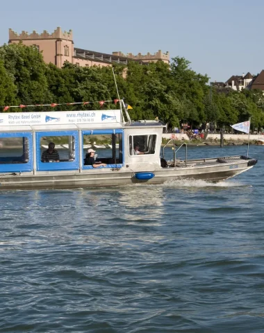 Prendre un taxi fluvial